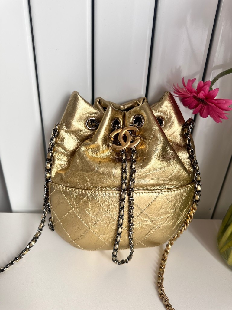 Gabrielle Bucket bag