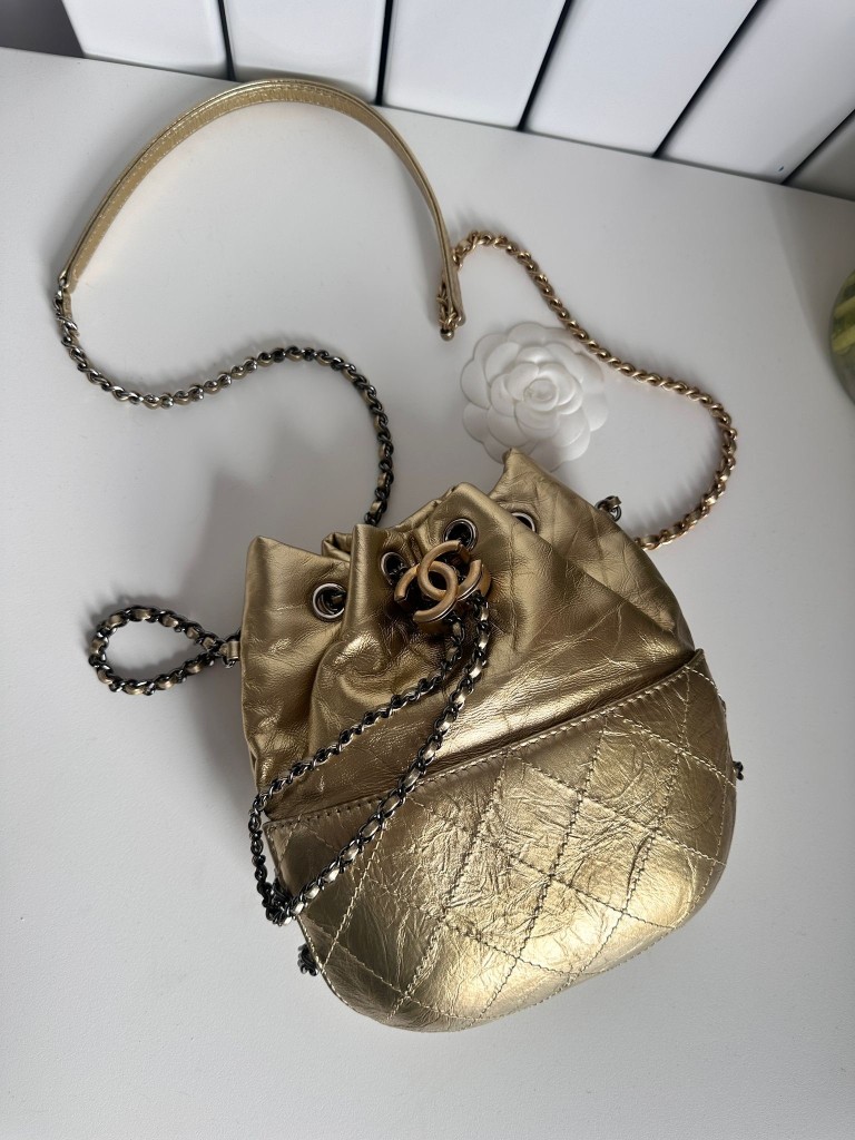 Gabrielle Bucket bag