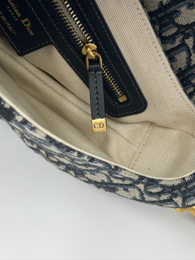 Saddle Medium bag with a strap