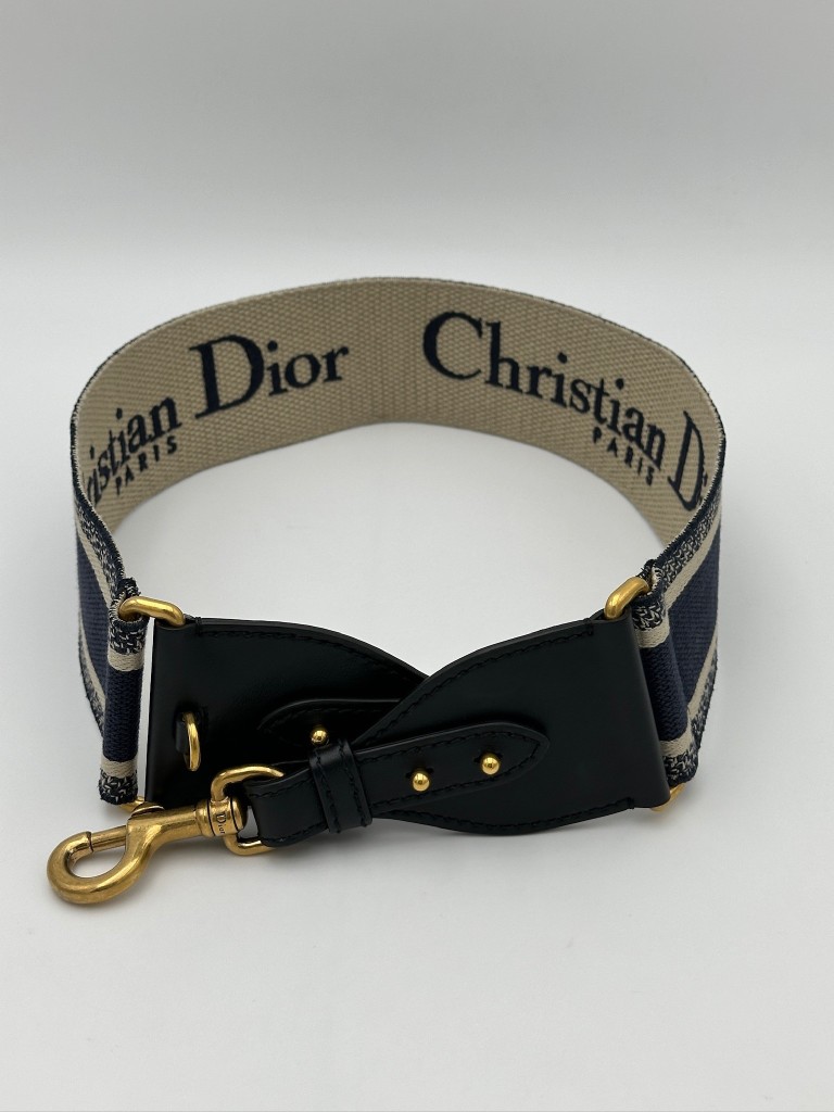 Saddle Medium bag with a strap