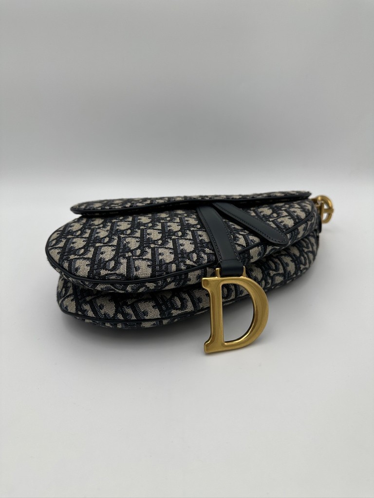 Saddle Medium bag with a strap