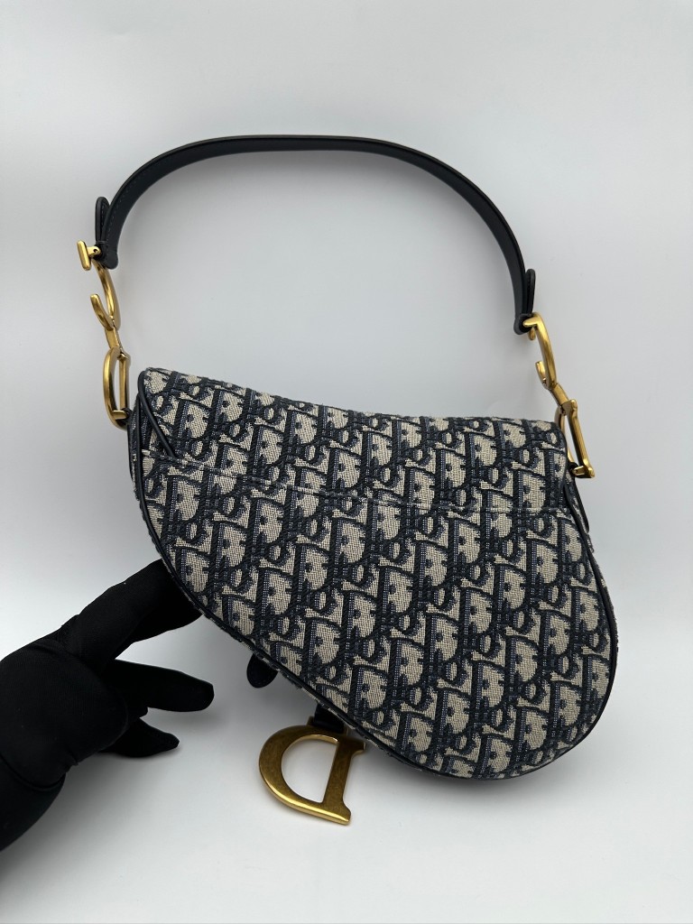 Saddle Medium bag with a strap