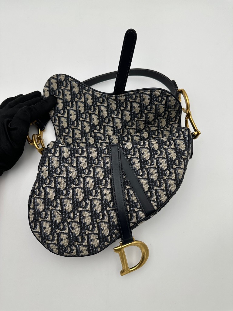 Saddle Medium bag with a strap