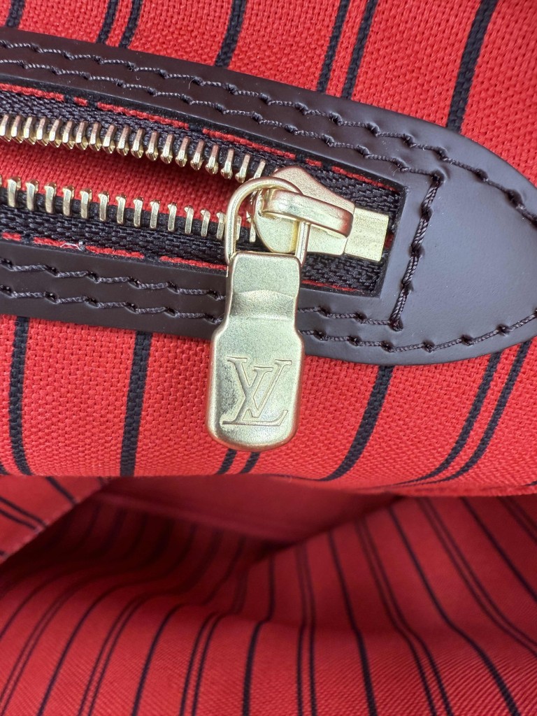 LOUIS VUITTON Neverfull MM bag