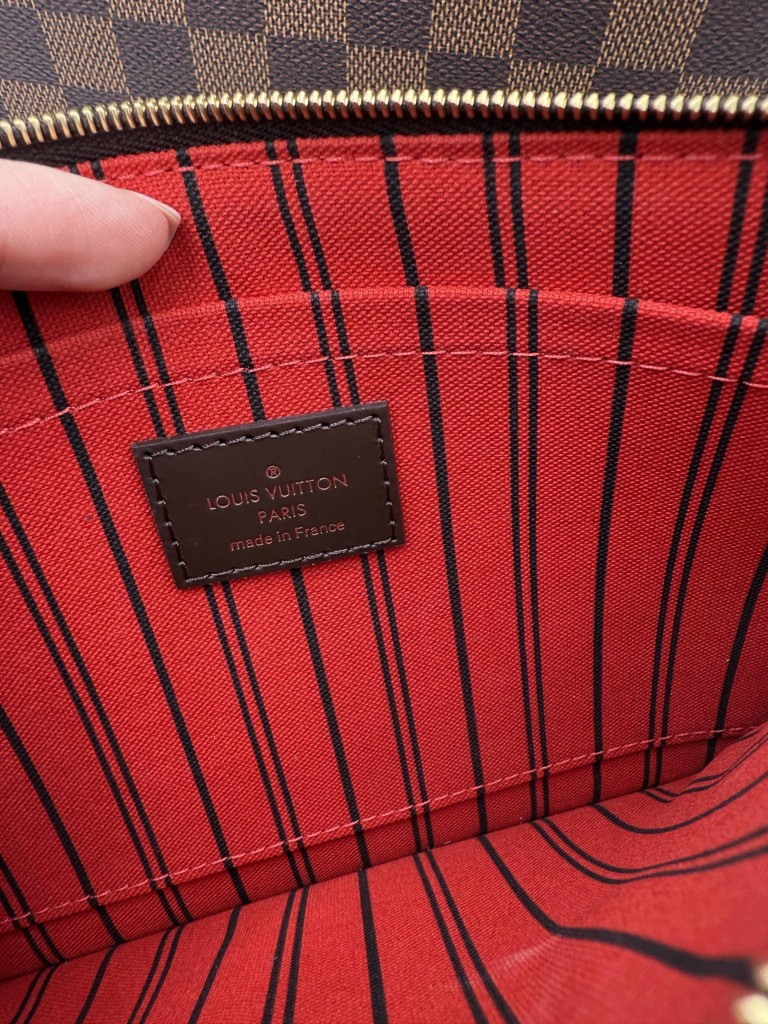LOUIS VUITTON Neverfull MM bag
