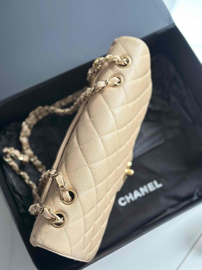 Chanel Classic Jumbo Single Flap bag