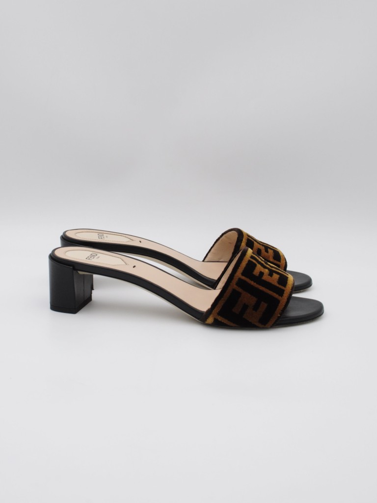 Klapki Fendi