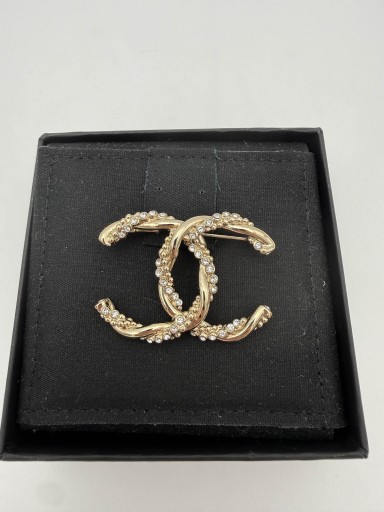 broszka chanel