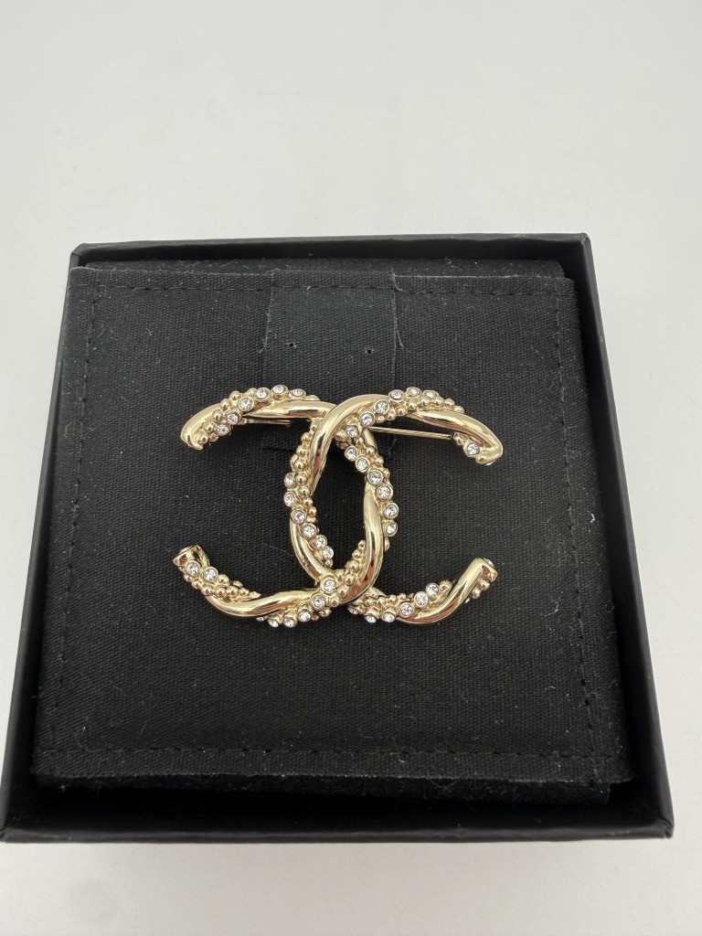 broszka chanel