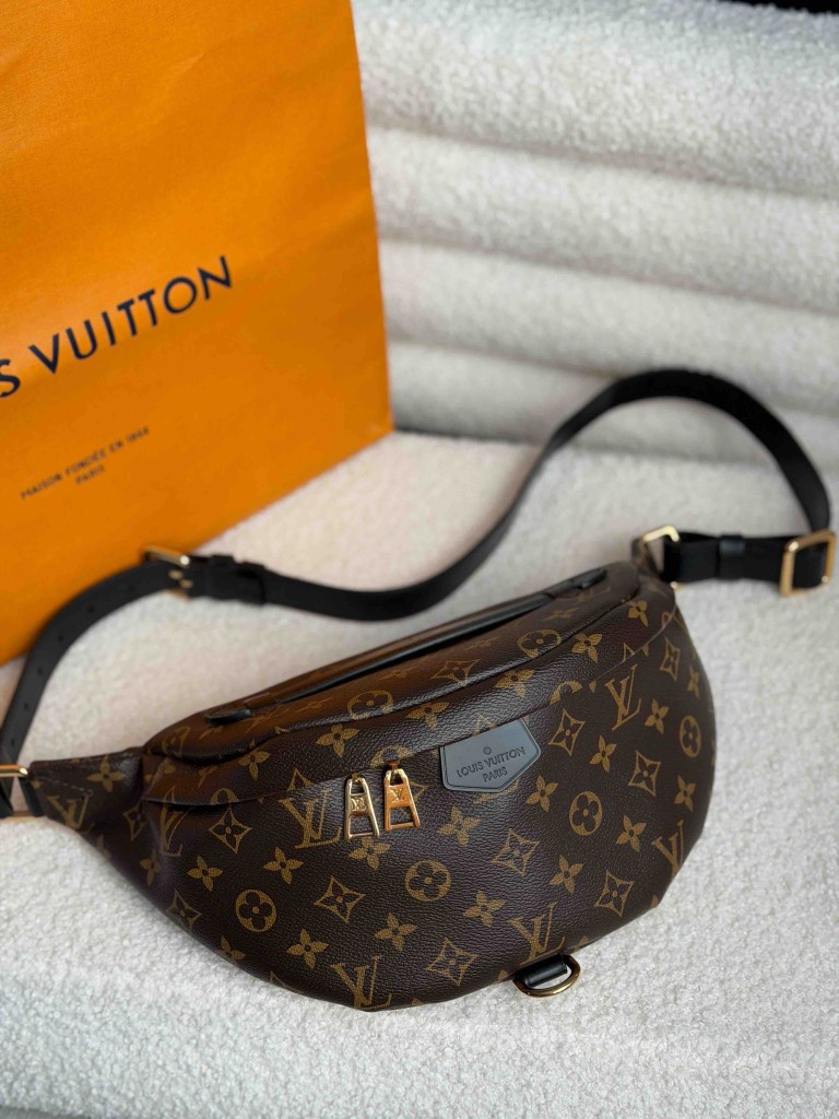Nerka Louis Vuitton Monogram Canvas My LV World Tour Bumbag