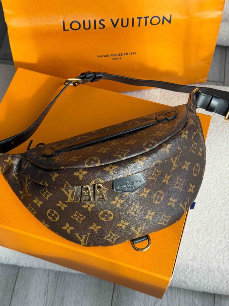 Nerka Louis Vuitton Monogram Canvas My LV World Tour Bumbag