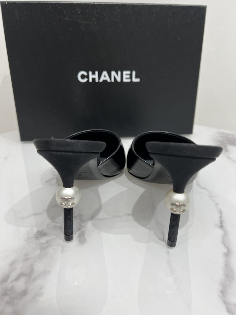 Chanel klapki na obcasie