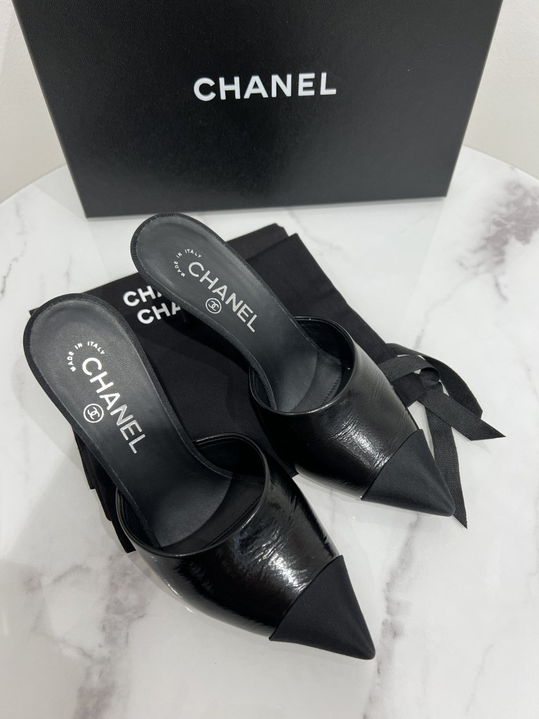 Chanel klapki na obcasie