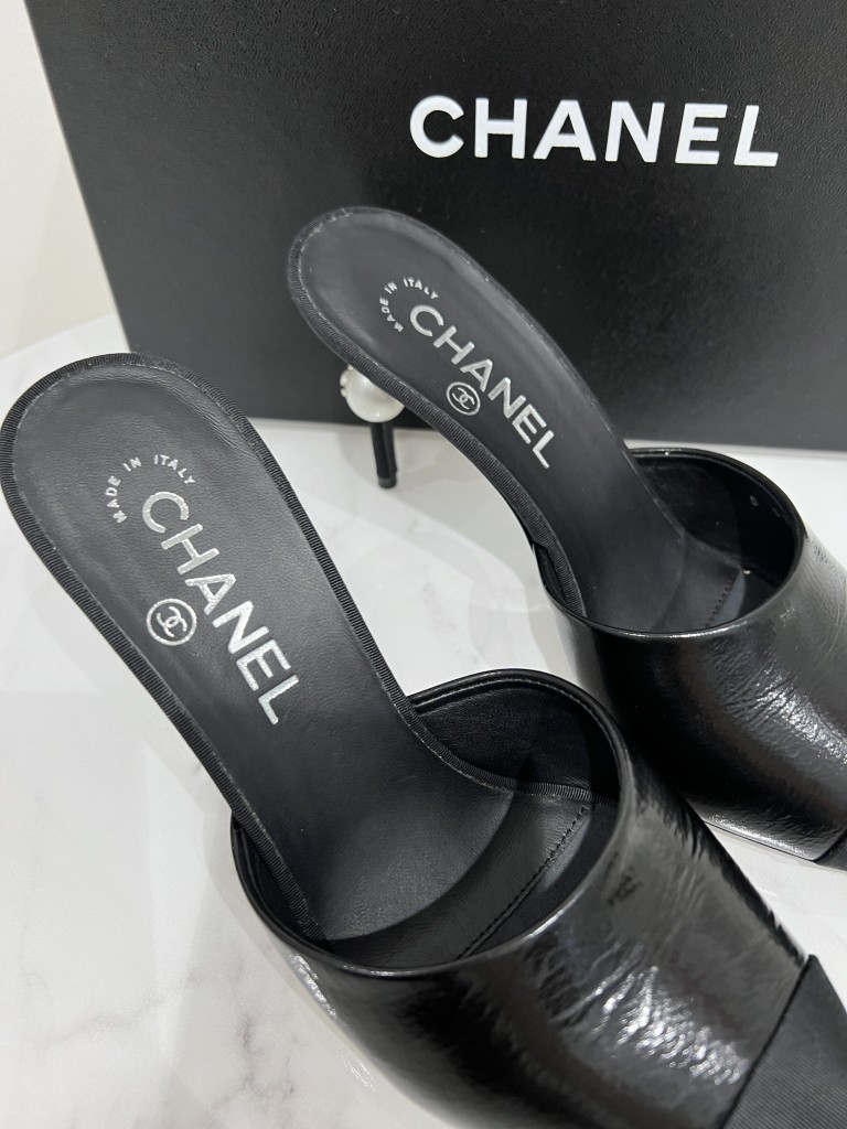 Chanel klapki na obcasie