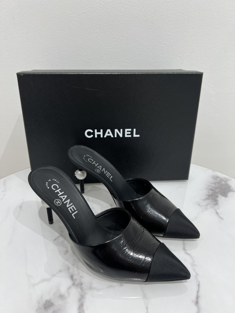 Chanel klapki na obcasie