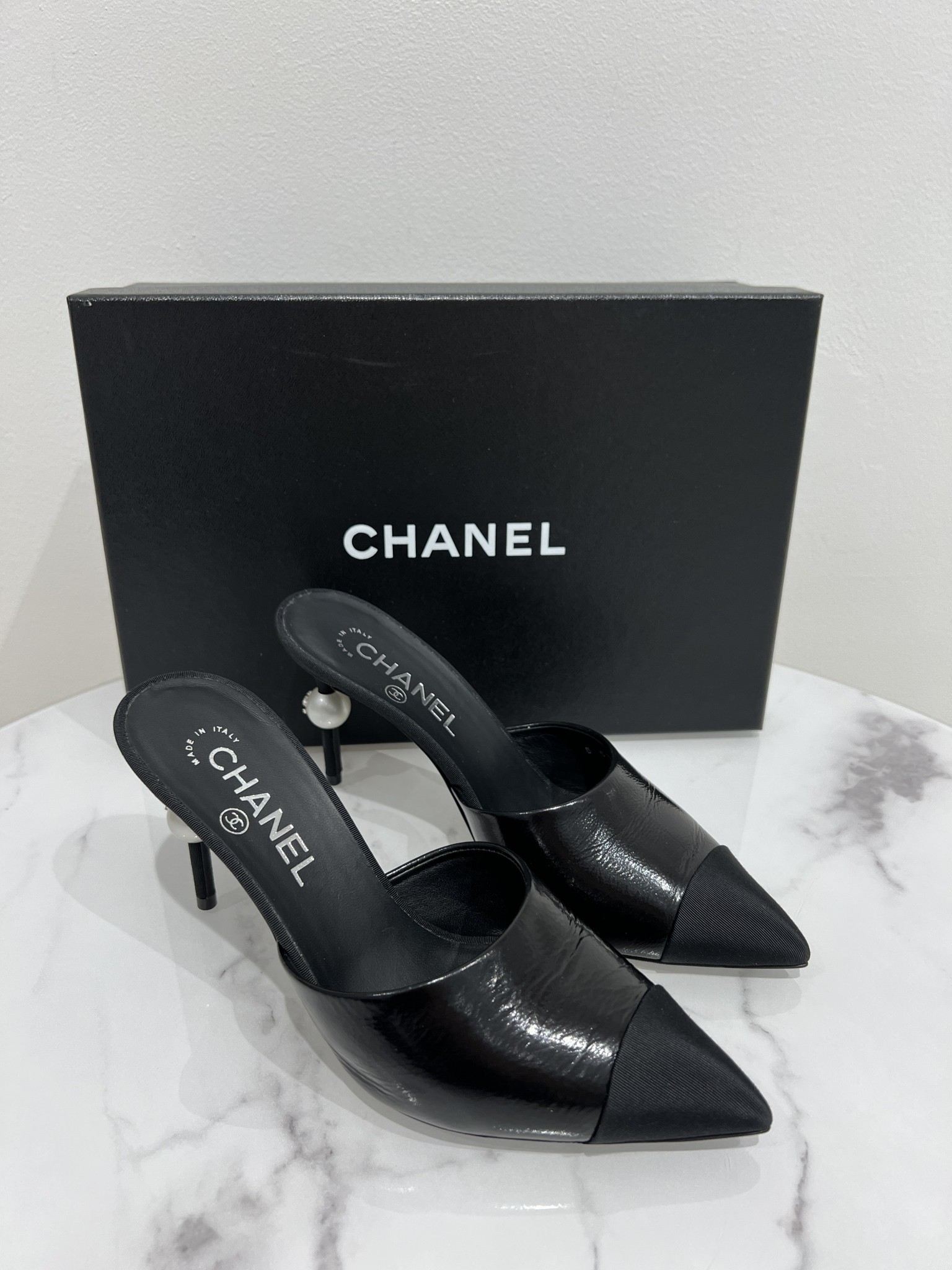 Chanel klapki na obcasie